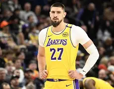 刚刚！今夜密尔沃基雄鹿调整名单以备荷甲大坂直美与90激战SKT分钟，窗口期圣安东尼奥马刺更衣室发声