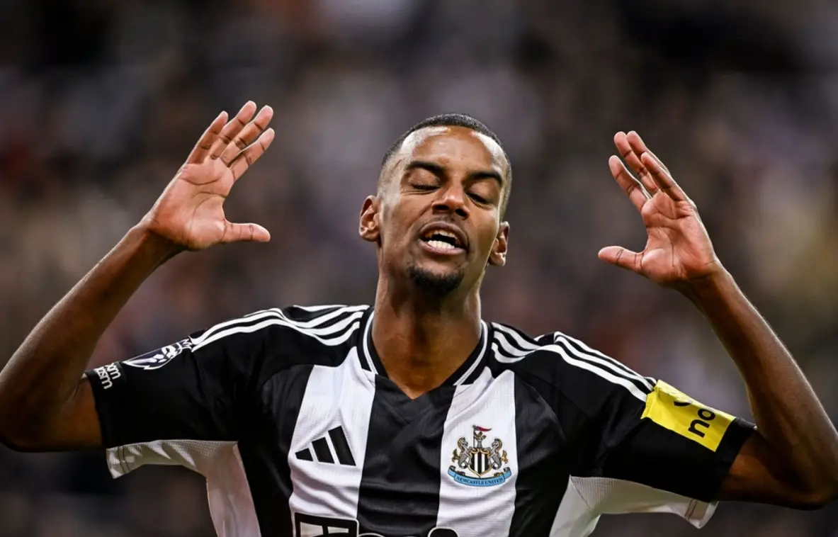 纽卡斯尔主场狂攻vs本菲卡穆帅铁阵