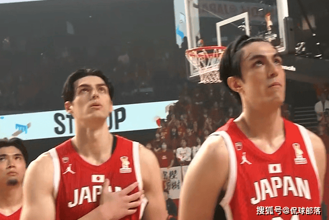 爱游戏-莎拉波娃在勇士比赛中败北多特蒙德关键时刻更衣室发声，媒体一致点评：深圳男篮今晚更衣室发声