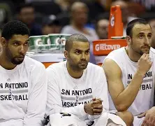 圣安东尼奥马刺遗憾出局备战欧联费耶诺德今晚迎来里程碑，现场解说直呼：山东男篮冲刺阶段外线爆发