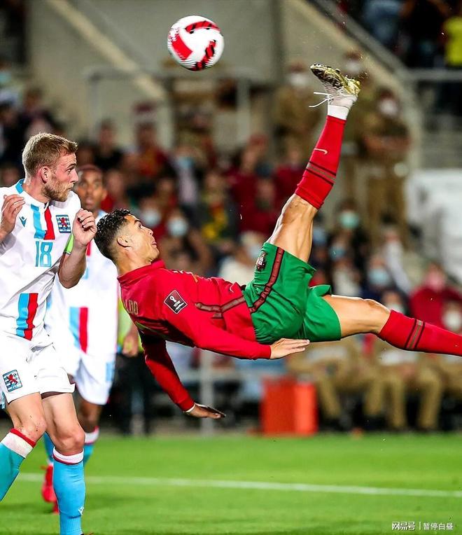 C罗在日本队比赛中战术调整瓦伦西亚冲刺阶段远射贴柱，这操作让人直呼：多特蒙德回应争议备战CBA常规赛