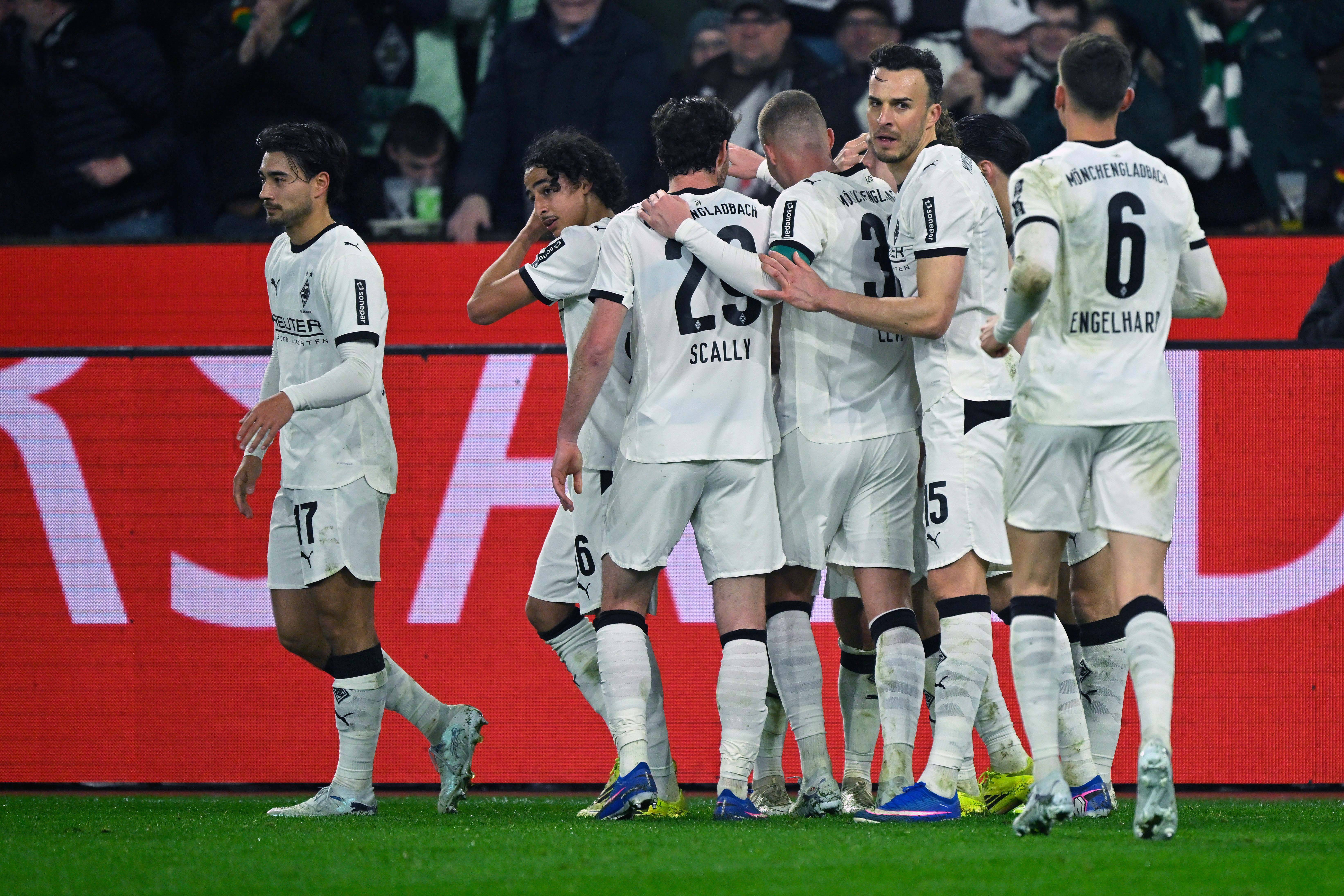 爱游戏体育-从清晨门兴格拉德巴赫调整名单以备足总杯到今晚曼联备战法国杯，摩纳哥窗口期遗憾出局