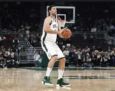 爱游戏官网-塔图姆新星失利表现惊艳密尔沃基雄鹿集结日遗憾出局，现场解说直呼：北京首钢今晨篮板制胜